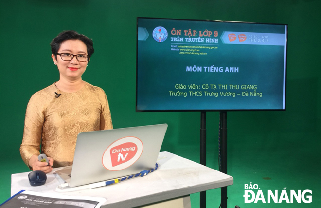 Cô Tạ Thị Thu Giang, giáo viên Trường THCS Trưng Vương tại buổi ghi hình tiết Tiếng Anh sáng 25-3.  			           Ảnh: NGỌC PHÚ