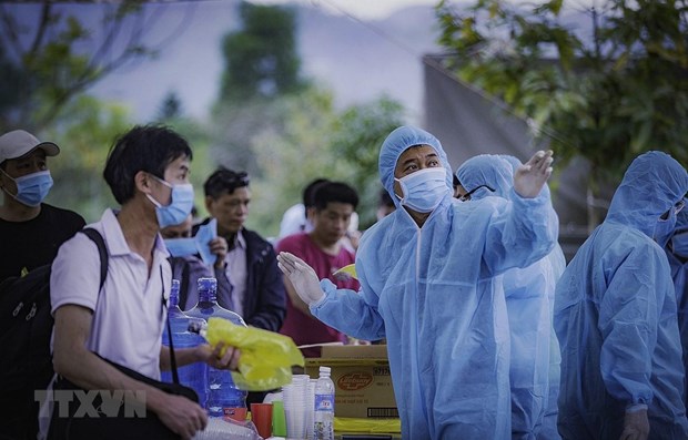 A worker shows people subject to quarantine the way to their quarantine area in Hoa Binh province (Photo: VNA)