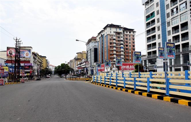 Một tuyến phố ở Kochi, Ấn Độ vắng bóng người qua lại. Ảnh: THX/TTXVN