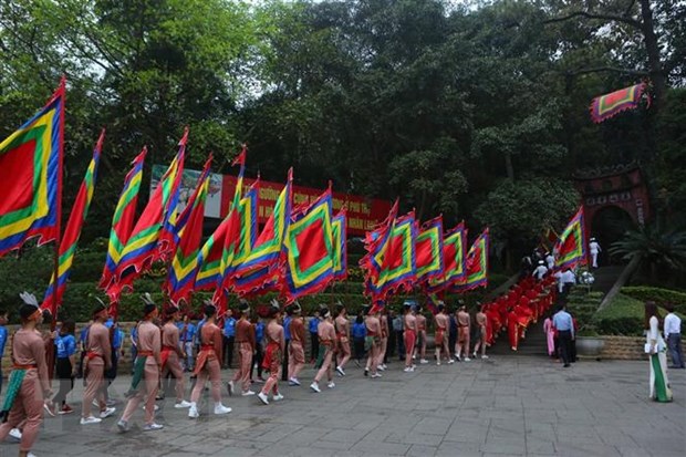 Đoàn rước bắt đầu khởi hành từ sân Trung tâm lễ hội để lên Đền Thượng. (Ảnh: Thành Đạt/TTXVN)