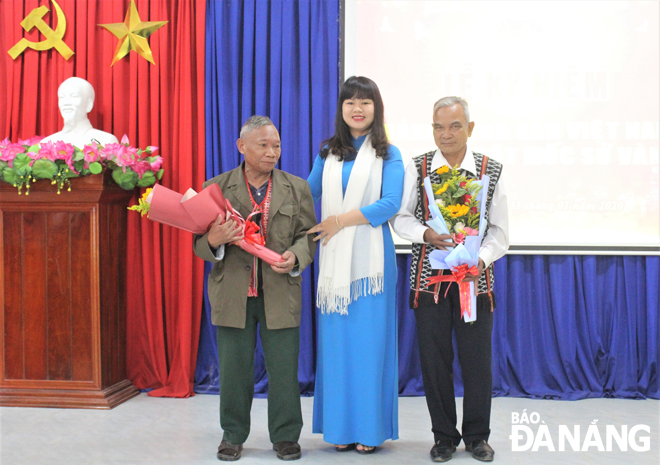   Bí thư Đảng ủy xã Hòa Bắc Lê Thị Thu Hà (giữa) tặng hoa chúc mừng già làng Đinh Hồng Khanh (bìa trái) và già làng Bùi Văn Siêng (bìa phải) trong đợt trao Huy hiệu Đảng 3-2.-2020  Ảnh: LAM PHƯƠNG