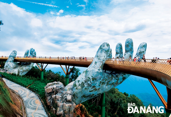 The Cau Vang (Golden Bridge) on the top of Da Nang’s Ba Na Hills has been very inviting to visitors from both home and abroad thanks to its special architecture.
