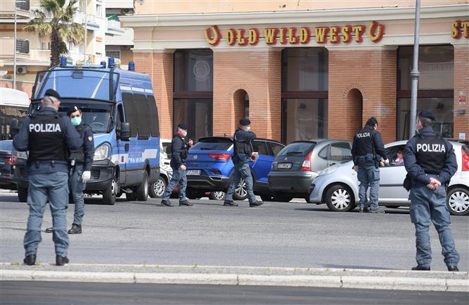 Cảnh sát Italy tuần tra trên đường phố ở Ostia, Rome khi thực hiện lệnh phong tỏa do dịch COVID-19 bùng phát. Ảnh: THX/TTXVN