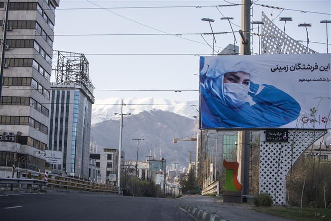 Cảnh vắng vẻ trên đường phố tại Tehran, Iran, trong bối cảnh dịch COVID-19 lan rộng. Ảnh: THX/ TTXVN