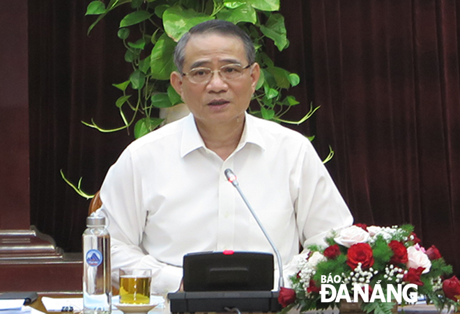 Bí thư Thành ủy Trương Quang Nghĩa chủ trì cuộc họp Ban Thường vụ Thành ủy sáng ngày 27-3.   Ảnh : SƠN TRUNG
