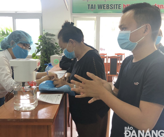Máy rửa tay sát khuẩn đặt thử nghiệm tại bệnh viện Đà Nẵng.