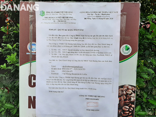 Một quán cà phê lớn trên đường Núi Thành (quận Hải Châu) chỉ mở cửa từ 6 giờ đến 11 giờ hằng ngày, tuy nhiên, nhân viên bảo vệ ở đây cho biết, chủ quán thông báo sẽ đóng cửa từ ngày 28-3. Ảnh: KHÁNH HÒA