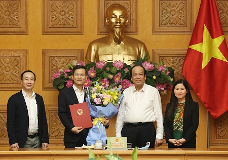 Lãnh đạo Văn phòng Chính phủ chúc mừng đồng chí Cao Huy.