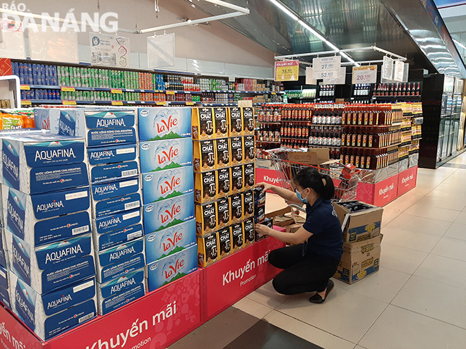 Các siêu thị sẵn sàng phương án bán hàng, giao hàng qua các số điện thoại đã công bố. (Trong ảnh: anh chụp tại siêu thị Co.opmart). Ảnh: KHÁNH HÒA