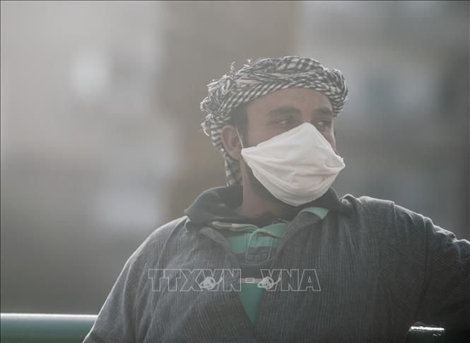 Người dân đeo khẩu trang phòng dịch COVID-19 tại Cairo, Ai Cập ngày 22/3/2020. Ảnh: THX/TTXVN