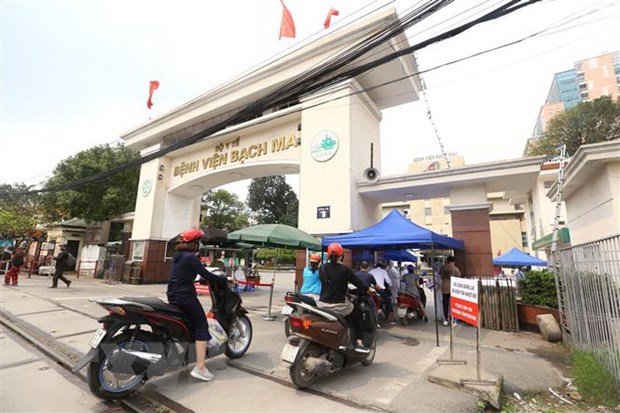 Cổng số 1 Bệnh viện Bạch Mai. (Ảnh: Minh Quyết/TTXVN)