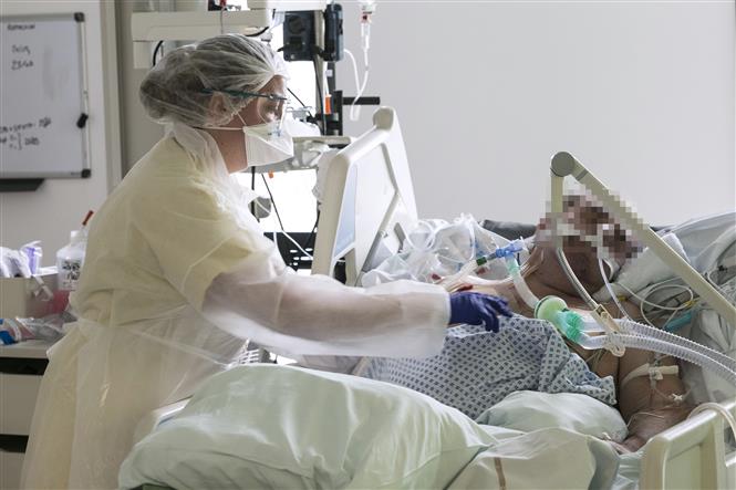 Nhân viên y tế chăm sóc bệnh nhân nhiễm COVID-19 tại bệnh viện Louis Pasteur ở Colmar, Pháp ngày 26/3/2020. Ảnh: AFP/TTXVN