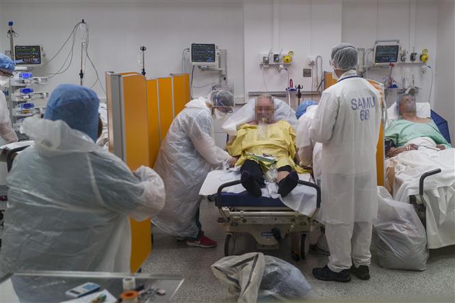 Nhân viên y tế chăm sóc bệnh nhân nhiễm COVID-19 tại bệnh viện Louis Pasteur ở Colmar, Pháp ngày 26/3/2020. Ảnh: AFP/TTXVN
