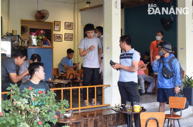 Một số cơ sở kinh doanh dịch vụ ăn uống tại đường Lê Lợi pđã bị lực lượng chức năng yêu cầu dừng phục vụ khách tại cơ sở. Ảnh: HOÀNG HIỆP.