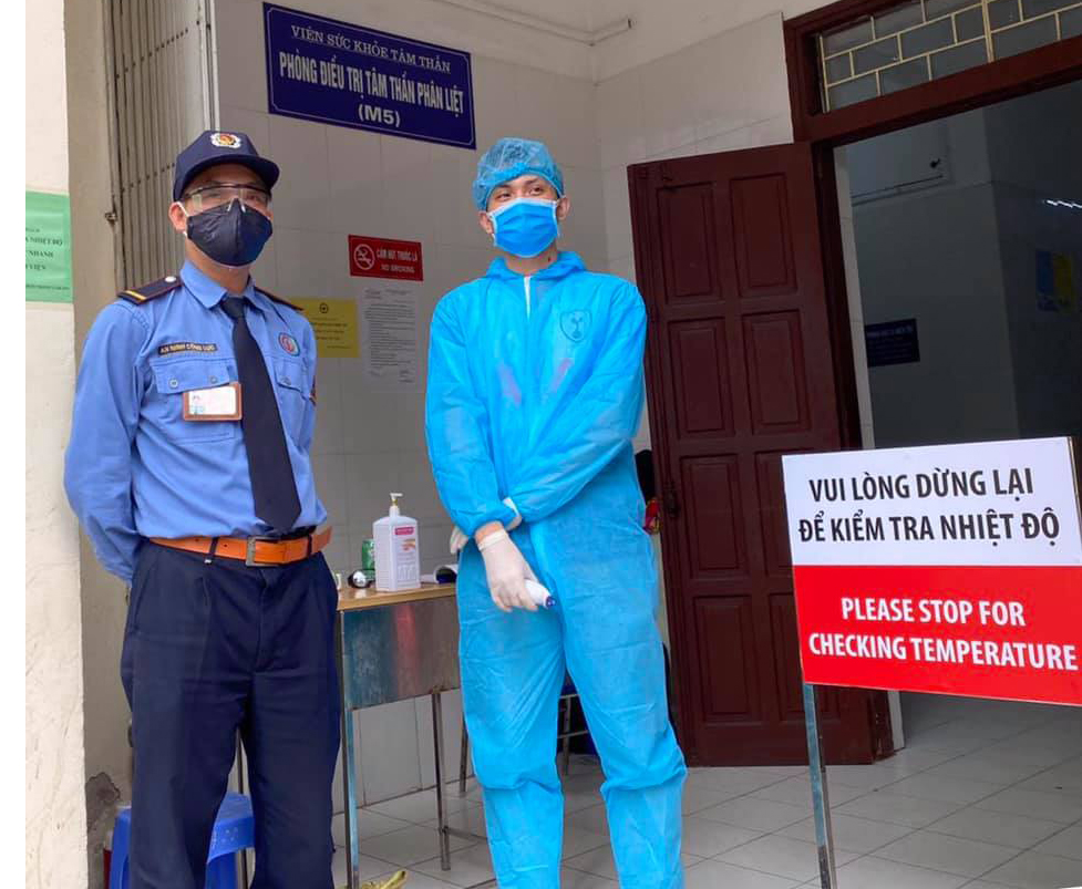 Nỗ lực kiểm soát dịch COVID-19 tại Bệnh viện Bạch Mai. Ảnh: BVCC