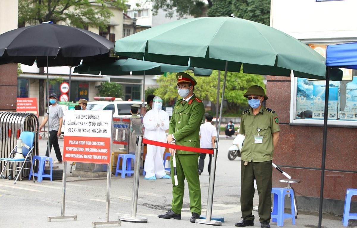 Các lực lượng công an, bảo vệ được tăng cường tại cổng số 1 Bệnh viện Bạch Mai. (Ảnh: Minh Quyết/TTXVN)