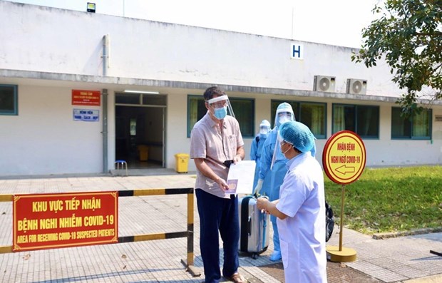 Official of Hue Central Hospital presents test result to patient No.33 (Photo: VNA)