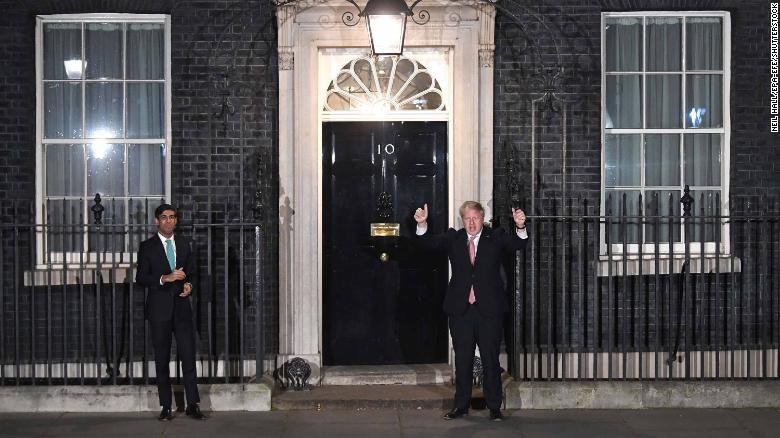 Thủ tướng Anh (phải) đứng khá xa với Bộ trưởng Tài chính. Ảnh: Shutterstock
