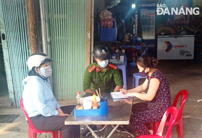 Các phường trên địa bàn quận Sơn Trà tiếp tục yêu cầu các chủ cơ sở kinh doanh dịch vụ ăn uống tạm ngừng phục vụ khách tại cơ sở, chỉ bán hàng qua mạng, bán hàng cho khách mang đi. Ảnh: HOÀNG HIỆP