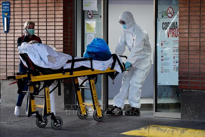 Nhân viên y tế chuyển bệnh nhân nhiễm Covid-19 vào bệnh viện Severo Ochoa ở Leganes, Tây Ban Nha ngày 26-3. Ảnh: AFP/TTXVN