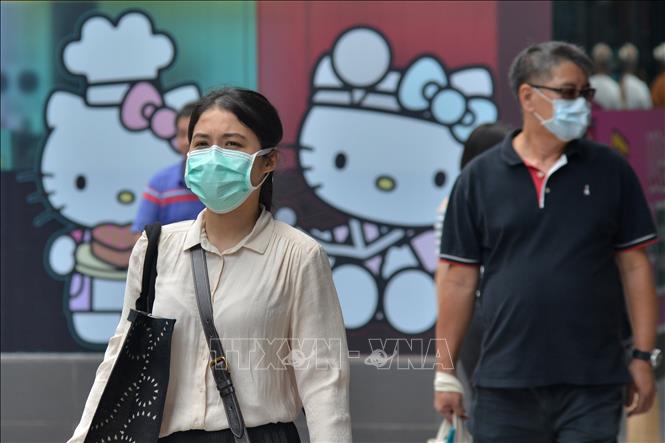Người dân Malaysia đeo khẩu trang phòng dịch. Ảnh: AFP/TTXVN