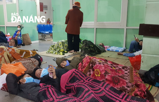 Từ ngày 29-3, Bệnh viện Đà Nẵng cấm việc thăm bệnh đang điều trị nội trú để phòng, chống Covid-19. Ảnh: PHAN CHUNG