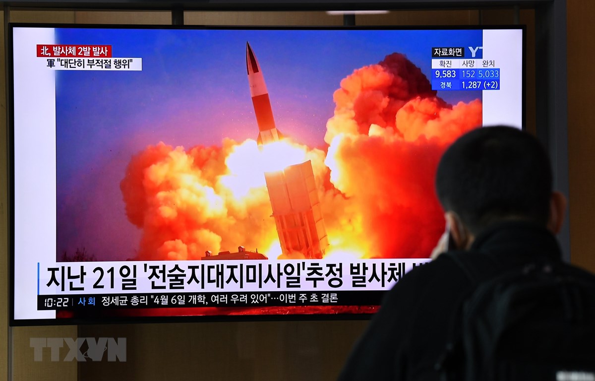 Người dân theo dõi thông tin về vụ phóng tên lửa của Triều Tiên qua màn hình vô tuyến tại một nhà ga ở Seoul, Hàn Quốc ngày 29/2/2020. (Ảnh: AFP/TTXVN)