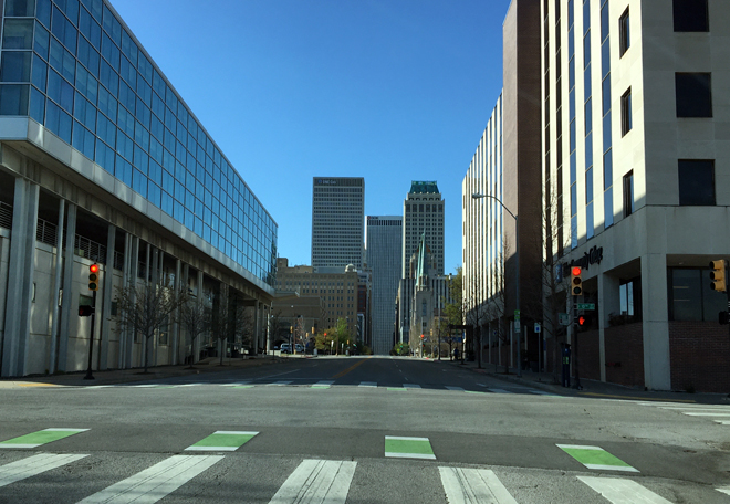 Đường phố ở bang Oklahoma không một bóng người (ảnh chụp chiều 28-3, giờ địa phương).      Ảnh: VĂN HẰNG VANG