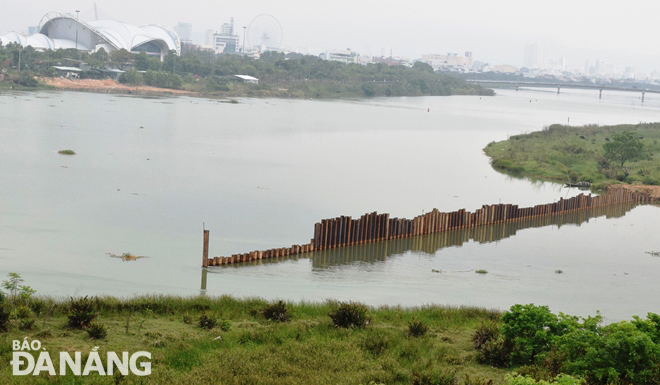 Thủy triều xâm nhập mạnh vào khoảng hở của tuyến đập tạm ngăn mặn số 2 trên sông Cẩm Lê, làm gia tăng độ mặn tại cửa thu nước thô vào Nhà máy nước Cầu Đỏ. Ảnh: HOÀNG HIỆP