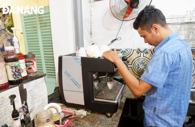 Anh Lê Phước Vĩnh đầu tư máy pha cà-phê 70 triệu đồng từ chương trình cho vay duy trì và mở rộng việc làm của Ngân hàng Chính sách xã hội. Ảnh: MAI QUẾ
