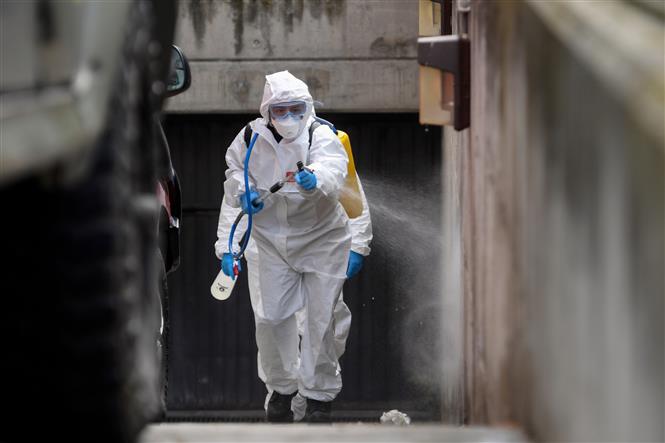 Lực lượng khẩn cấp của quân đội Tây Ban Nha tiến hành khử trùng một bệnh viện ở Madrid nhằm ngăn dịch COVID-19 lây lan, ngày 27/3/2020. Ảnh: AFP/TTXVN