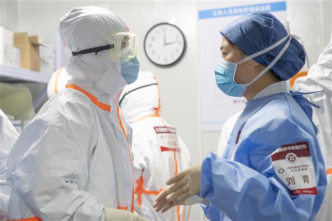 Nhân viên y tế tại khu cách ly của một bệnh viện ở Vũ Hán, Trung Quốc ngày 29/3/2020. Ảnh: THX/TTXVN