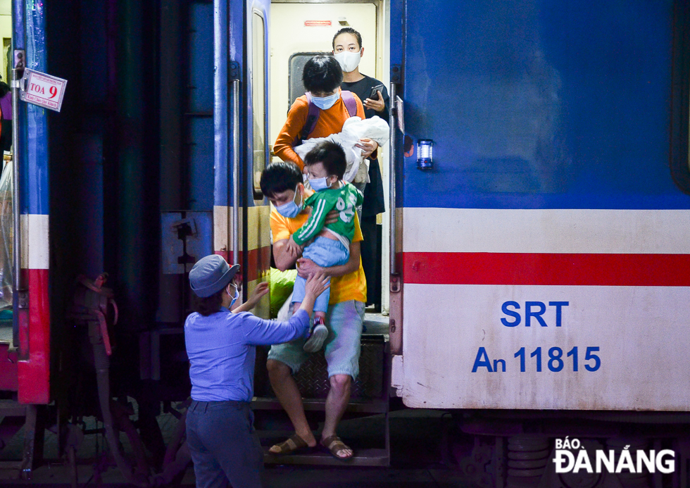 Passengers getting off a train 