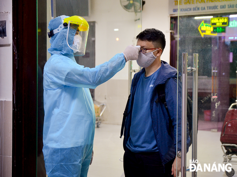 After completing complete a mandatory health declaration, all passengers on arrival at the Da Nang Station will have their temperature taken before leaving the station