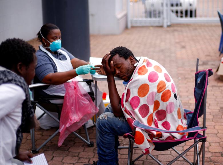 Nhân viên y tế kiểm tra sức khỏe người vô gia cư trước khi đưa họ vào chỗ ở tập trung khi Nam Phi áp dụng lệnh phong tỏa toàn quốc 21 ngày. Ảnh: Reuters