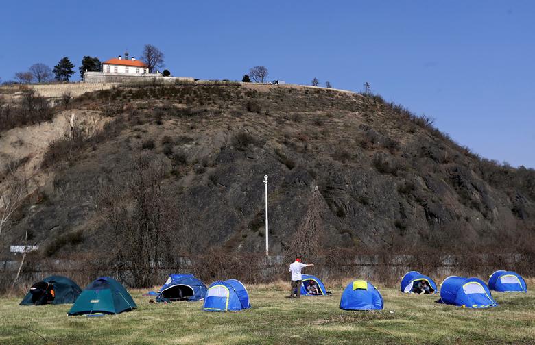 Người vô gia cư dựng lều do tổ chức từ thiện Caritas Cộng hòa Séc nhằm ngăn chặn sự lây lan của dịch COVID-19 tại Praque. Ảnh: Reuters