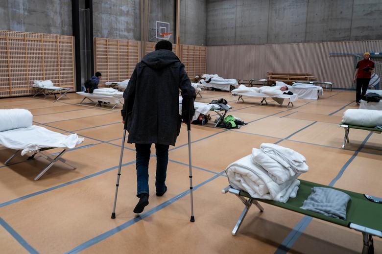 Giường xếp giữ khoảng cách an toàn tối thiểu nhằm ngăn chặn sự lây nhiễm virus SARS-CoV-2 cho người vô gia tại Oslo, Na Uy. Ảnh: Reuters