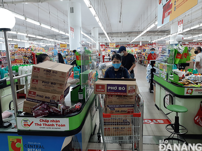 Nhiều người đổ về các siêu thị để mua sắm các mặt hàng nhu yếu phẩm với số lượng lớn hơn hẳn ngày thường. (Trong ảnh: chụp tại siêu thị Big C, chiều 31-3). Ảnh: KHÁNH HÒA