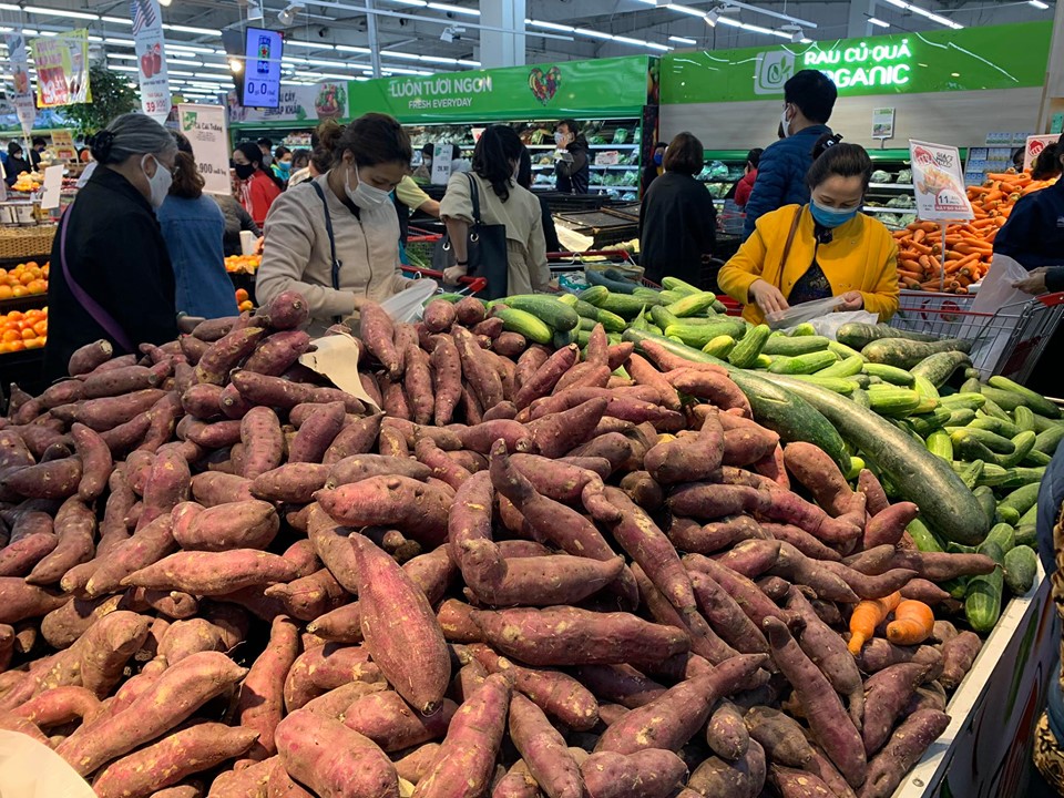 Hàng hóa tại các siêu thị luôn đảm bảo đáp ứng nhu cầu người dân. Ảnh chụp tại siêu thị Big C Thăng Long lúc 14 giờ chiều ngày 31/3. Ảnh: Hiền Anh.