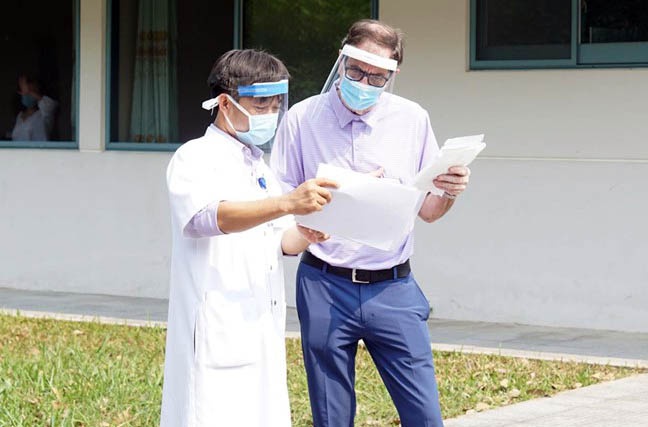 BN 49 trong ngày khỏi bệnh/ xuất viện, chuyển theo dõi sức khoẻ tại khu cách ly tập trung (huyện Phú Vang) để cách ly 14 ngày theo quy định