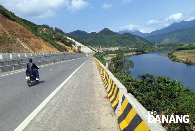 Thi công dự án đường Hồ Chí Minh đoạn La Sơn - Túy Loan: Cần bảo đảm an toàn giao thông