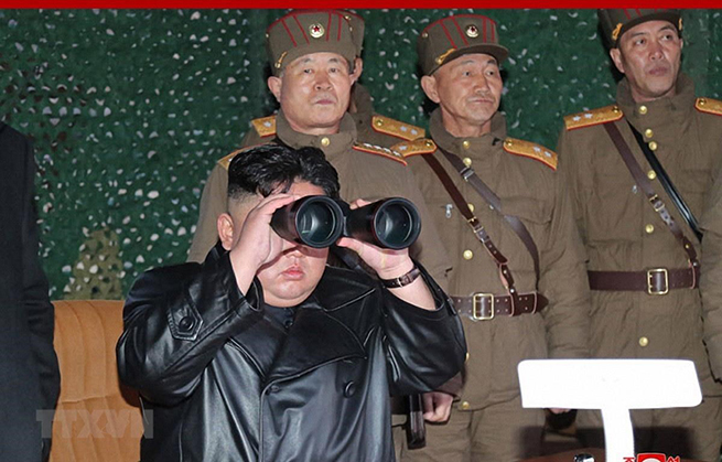 Nhà lãnh đạo Triều Tiên Kim Jong-un thị sát cuộc diễn tập súng cối