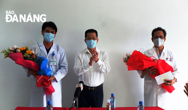 Phó Bí thư Thường trực Thành ủy Nguyễn Văn Quảng thăm, động viên cán bộ, nhân viên Bệnh viện Đà Nẵng