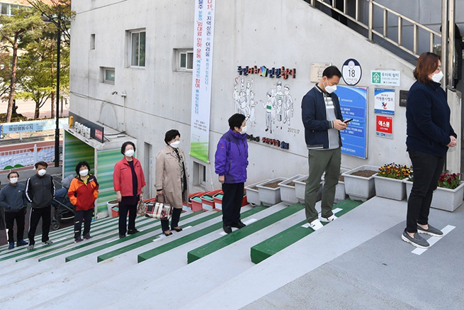 Người Hàn Quốc thực hiện 'giãn cách xã hội' đi bỏ phiếu sớm giữa mùa dịch Covid-19