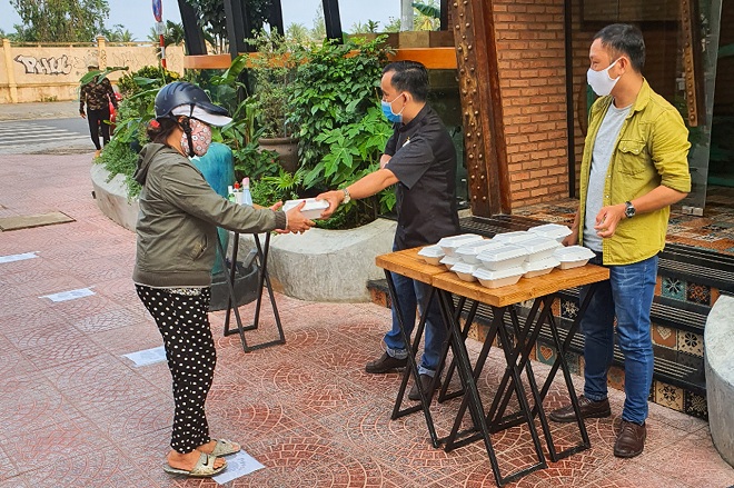 Nhà hàng Hàn Quốc trao tặng 200 phần ăn cho người dân Đà Nẵng