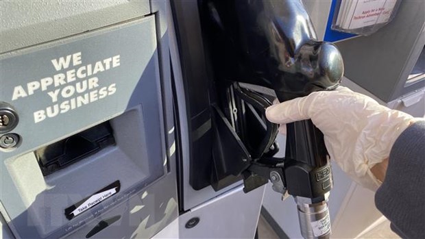 Giá dầu Mỹ tăng trở lại sau khi lần đầu tụt xuống mức âm