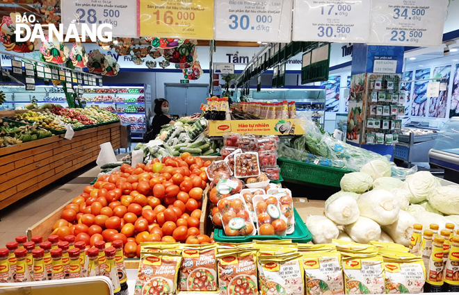 Với nguồn hàng hóa dồi dào, các siêu thị, chợ vẫn mở cửa hoạt động bình thường. TRONG ẢNH: Chụp tại siêu thị Co.opmart vào chiều 31-3. 	         Ảnh: KHÁNH HÒA