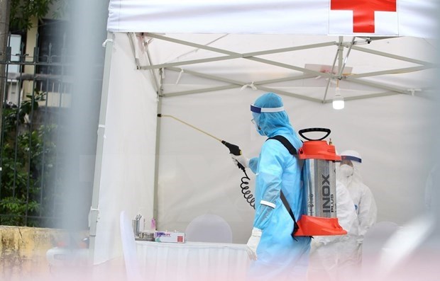 A medical worker sprays disinfectant. Illustrative image (Photo: VNA) 