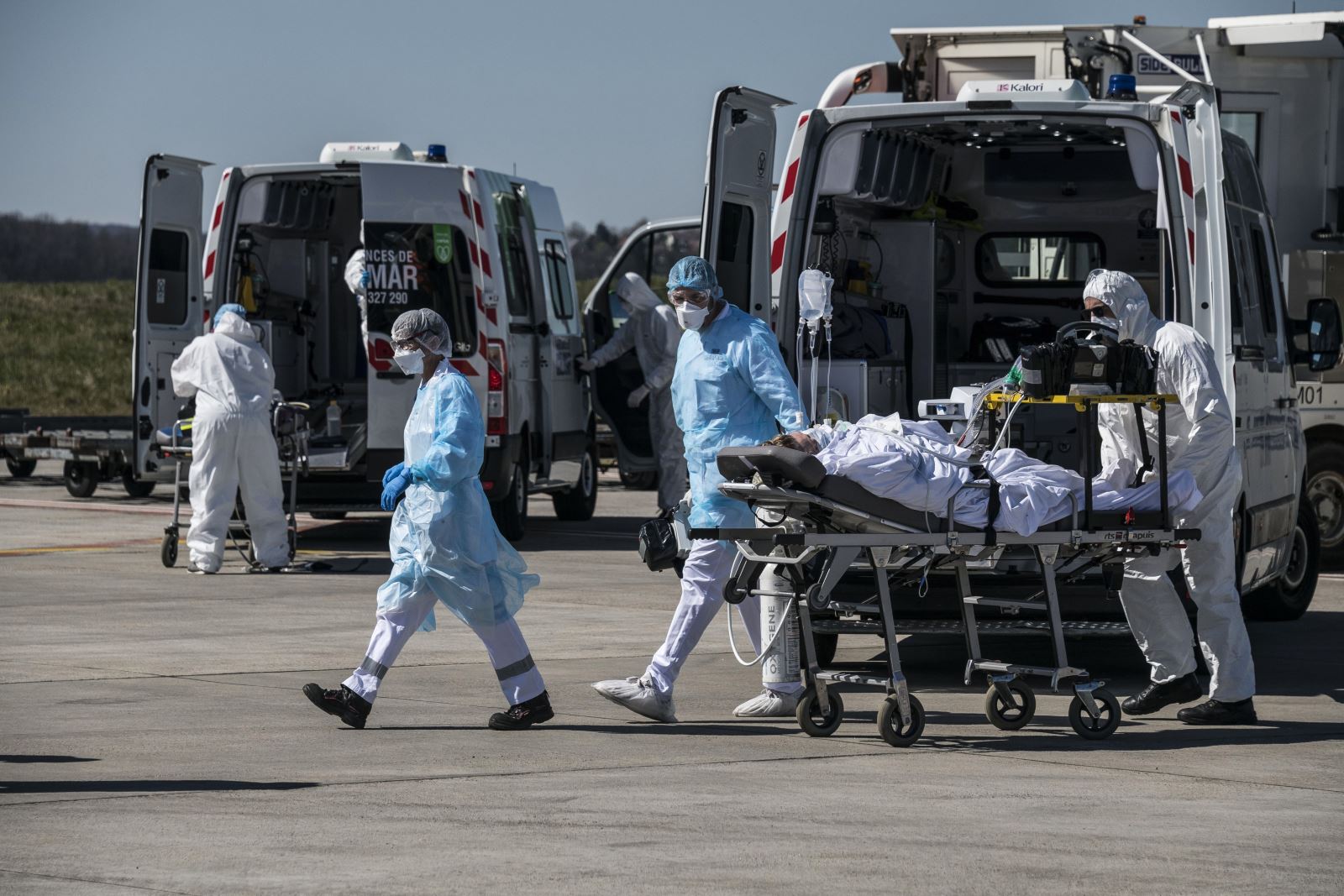 Nhân viên y tế chuyển bệnh nhân mắc Covid-19 tại sân bay Bale-Mulhouse, Pháp, ngày 31-3-2020. Ảnh: AFP/ TTXVN