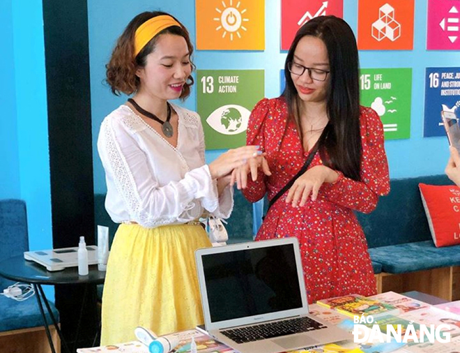 Le Thi Minh Nguyet (left) has not once regretted her decision of choosing Da Nang as her second home